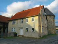 Wohnhaus mit Wirtschaftsgebäude an historischer Stadtmauer in Themar - Themar