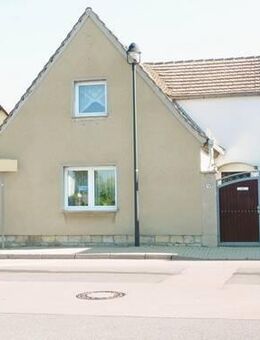 - Teilunterkellertes Einfamilienhaus mit Nebengebäude - - Weißenfels