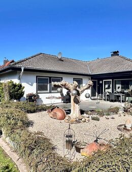 Aparter Walmdachbungalow mit zwei Garagen sowie traumhaft angelegtem Gartengrundstück in Bad Zwischenahn- Petersfehn/ nahe Oldenburg - Bad Zwischenahn