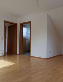 Frisch renovierte 2-Zimmer-Dachgeschosswohnung mit separater Küche in Nürnberg-Fischbach - Nürnberg