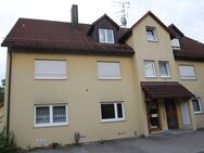 Ansprechende 3-Zi-Whg. mit EBK, Balkon u. 2 Garagen - Markt Erlbach