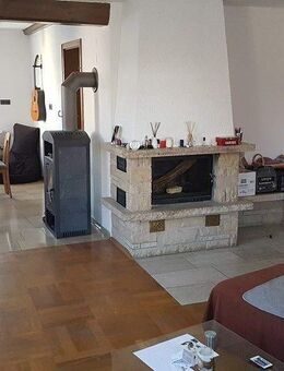 Großes gepflegtes Bauerhaus mit 2 Wohnungen und mit vielen Nebengebäuden ca. 2700qm Grundstück - Simmershofen