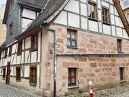 Denkmalschutz und teilerneuerte Heizung: hübsche Maisonette-Wohnung in Fürth - Fürth