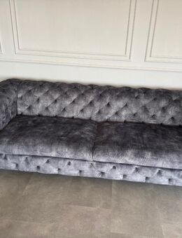 2x Chesterfield 3-Sitzer Sofa MODERN BAROCK 235cm dunkelgrau Samt Federkern silber Metallfüße - Gerstetten