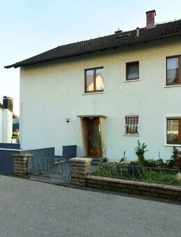 Klasse Erdgeschoss-Haushälfte mit Balkon und Grundstück - Laufenburg (Baden)