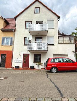 Vermietetes 3-Familienhaus mit zwei Balkonen, Terrasse & Garage - ruhig gelegen in Großbettlingen - Großbettlingen
