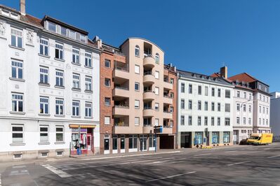 RARITÄT IM BELIEBTEN SCHLEUßIG // Vermietete Etagenwohnung mit 2 Loggien & TG-Stellplatz