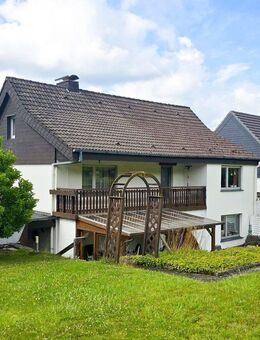 Renovierungsbedürftiges Einfamilienhaus mit Garage, Carport, Garten und Balkon - Meschede (Kreis- und Hochschulstadt)