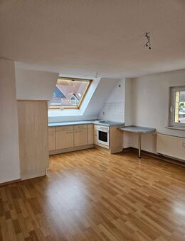 Dorfcharakter! 2 Zimmer Wohnung im DG mit EBK! - Döbeln