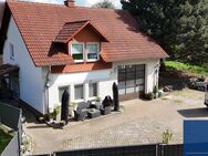 Charmantes Einfamilienhaus mit herrlichem Grundstück und großer Garage in Felsberg-Ortsteil - Felsberg