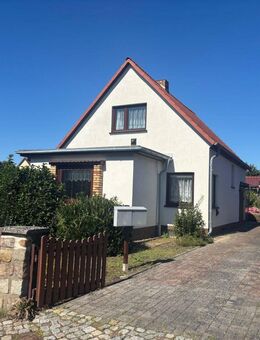 Zwei für eins: Sanierungsbedürftiges Einfamilienhaus und bezugsfertiger Bungalow in Stralsund - Stralsund