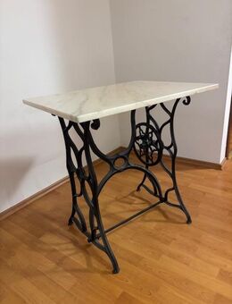 Antiker Nähtisch aus Gußeisen mit Echt – Marmorplatte, Rosa - Steinheim (Murr) Zentrum