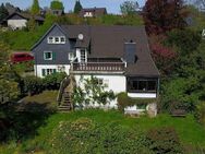 Ruheoase mit Möglichkeiten: Wohnfläche ca.257 m², zwei Hauseingänge, großes Grundstück und Natur pur - Odenthal