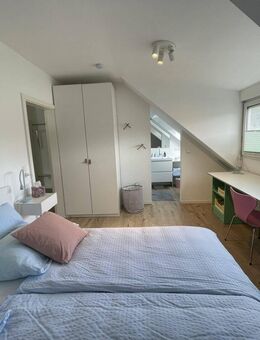 Möblierte Maisonettewohnung mit zwei Schlafzimmern, zwei Bädern und WG-Eignung in Karlsruhe - Karlsruhe