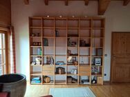 Großes Holzbücherregal mit vielen Fächern und Schubladen - Murnau (Staffelsee)