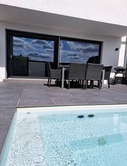 Moderne Doppelhaushälfte mit ebenerdigem Pool & Sauna in bester Lage von Gärtringen - Gärtringen