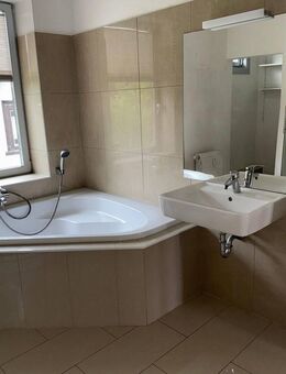 vollsanierte 4-Raum Wohnung, Bad mit Wanne, Dusche und Fenster, in Gotha-West - Gotha