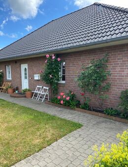 Bungalow (schnellstmöglicher Einzug realisierbar) + Mehrfamilienhaus (vermietet) in Bredstedt . - Bredstedt