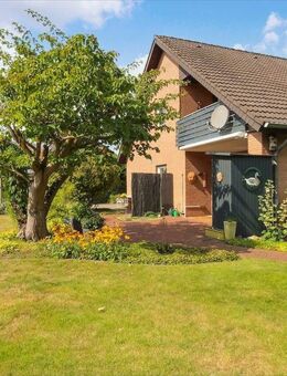 Zentrumsnah in Brackwede: Zweifamilienhaus mit Doppelgarage und großem Gartengrundstück - Bielefeld