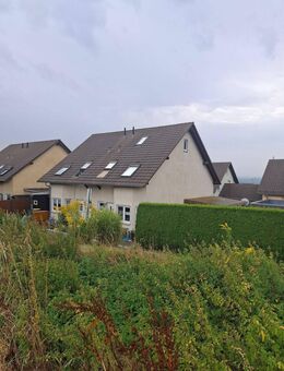 gepflegte Doppelhaushälfte in gesuchter Siedlungsrandlage von Wüstenbrand, Bj. 2000 - Hohenstein-Ernstthal