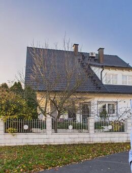 Exklusives Zweifamilienhaus mit Einliegerwohnung, Garten, Pool und Platz für Ihre Visionen! - Adelsdorf