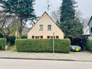 Freistehendes Einfamilienhaus mit Carport und schönem Garten in Duisburg-Homberg - Duisburg