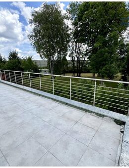 Moderne Neubauwohnung mit großer Dachterrasse, Garage & Stellplatz - Erstbezug! Top Preis - Stadtbergen