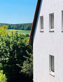 Modernes Zweifamilienhaus mit großem idyllischem Garten in attraktiver Hanglage (Fernblick) - Markt Taschendorf
