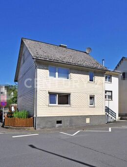 Zweifamilienhaus mit Nebengebäuden - Herborn (Hessen)