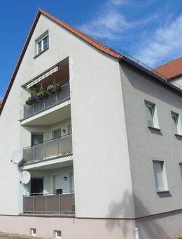 Ab sofort zu haben: Gemütliche 2,5-Zimmer-Dachwohnung mit Laminatboden, separater Küche & Badewanne - Röderaue
