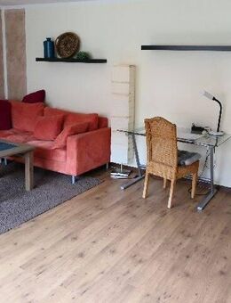 Sehr dörfliche 2-Zimmer-EG-Wohnung mit eigenem Zugang, Einbauküche, Garten, Terrasse u. Kfz.-Platz - Hessisch Oldendorf