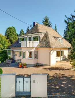 GEPFLEGT, RUHIG, SCHÖN! Solides Wohnhaus mit weitläufigem Grundstücksareal - Herschbach