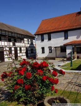 sehr gut erhaltener Dreiseitenhof mit großem Wohnhaus und viel Nebengelass - Erfurt