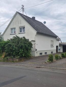 Mündersbach: Freistehendes Einfamilienhaus mit Garten und 2 Garagen - Mündersbach