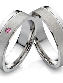 Stylevoller Edelstahlringe E973 mit Rhodolite Stein und Außengravur - Aholming