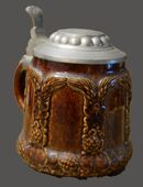 Antiker Bierkrug mit Zinndeckel , 0,5Liter , braun , Hopfenmotiv , gemarkt , Nummer 2778 , 15 , Höhe 15cm , K6 in 02828