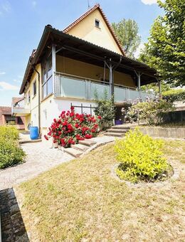 Wohnen mit Weitblick: Gepflegtes Einfamilienhaus mit PV-Anlage und großem Grundstück - Aurachtal