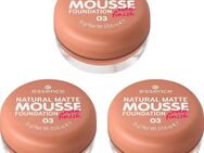 Essence Foundation NATURAL MATTE MOUSSE FOUNDATION, 3er-Pack, mit Clean-Beauty-Textur