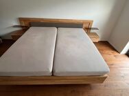 Doppelbett mit Nachttischen und Beleuchtung - Wadern