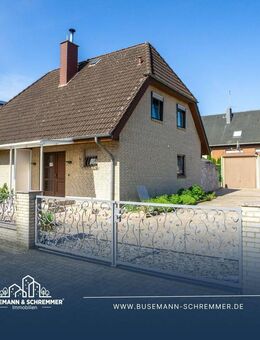 -RESERVIERT- Einfamilienhaus mit großzügigem Garten, drei Garagen und hochwertiger Ausstattung - Laatzen