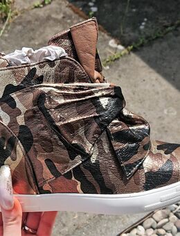 Gr. 39, Keilform Stiefeletten "army" style, camouflage, glänzend - Bruchköbel