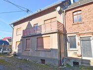 Wohnhaus mit Nebengebäuden auf großem Grund - Flacht