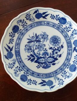 Hutschenreuther Zwiebelmuster "Blau" Kaffeegeschirr. 6 Obertassen, 6 Untertassen, 7 Frühstücksteller, Zuckerdose mit Deckel, Milch-/Sahnekännchen. Frühstück Porzellan. Kaffee Geschirr. Zeitlos. Wie Ladenneu. Keine Gebrauchsspuren. - Bad Oeynhausen