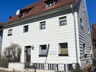 Sanierungsbedürftiges Zweifamilienhaus mit großem Potenzial! Garagen und Scheune auf dem Grundstück - Rohr (Bayern)