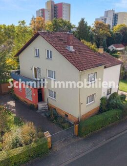 Familienfreundliche Doppelhaushälfte mit großem Garten und Doppelgarage in Frankfurt-Goldstein - Frankfurt (Main)