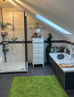 Helle und attraktive DG-Wohnung mit zwei Stellplätzen und Gartenanteil !!! - Pettendorf