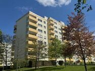 Brück Immobilien - Freie, renovierungsbedürftige 2 Zi.-ETW mit West-Balkon - Schwimmbad im Haus - München
