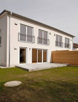 Neuwertige Doppelhaushälfte (BJ 2023) über 2 Etagen zzgl. UG mit großem Privatgarten und Hobbyraum! - Kirchdorf (Amper)