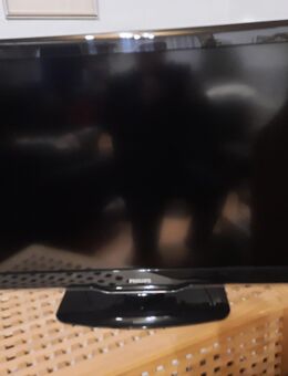 Verkauf gebrauchter Philips LCD-Flachbildfernseher mit Standfuß und Fernbedienung - Overath Zentrum