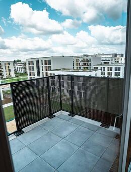 Attraktive und gut geschnittene 2-Zimmer-Penthousewohnung mit Balkon und modernem Bad - Düsseldorf